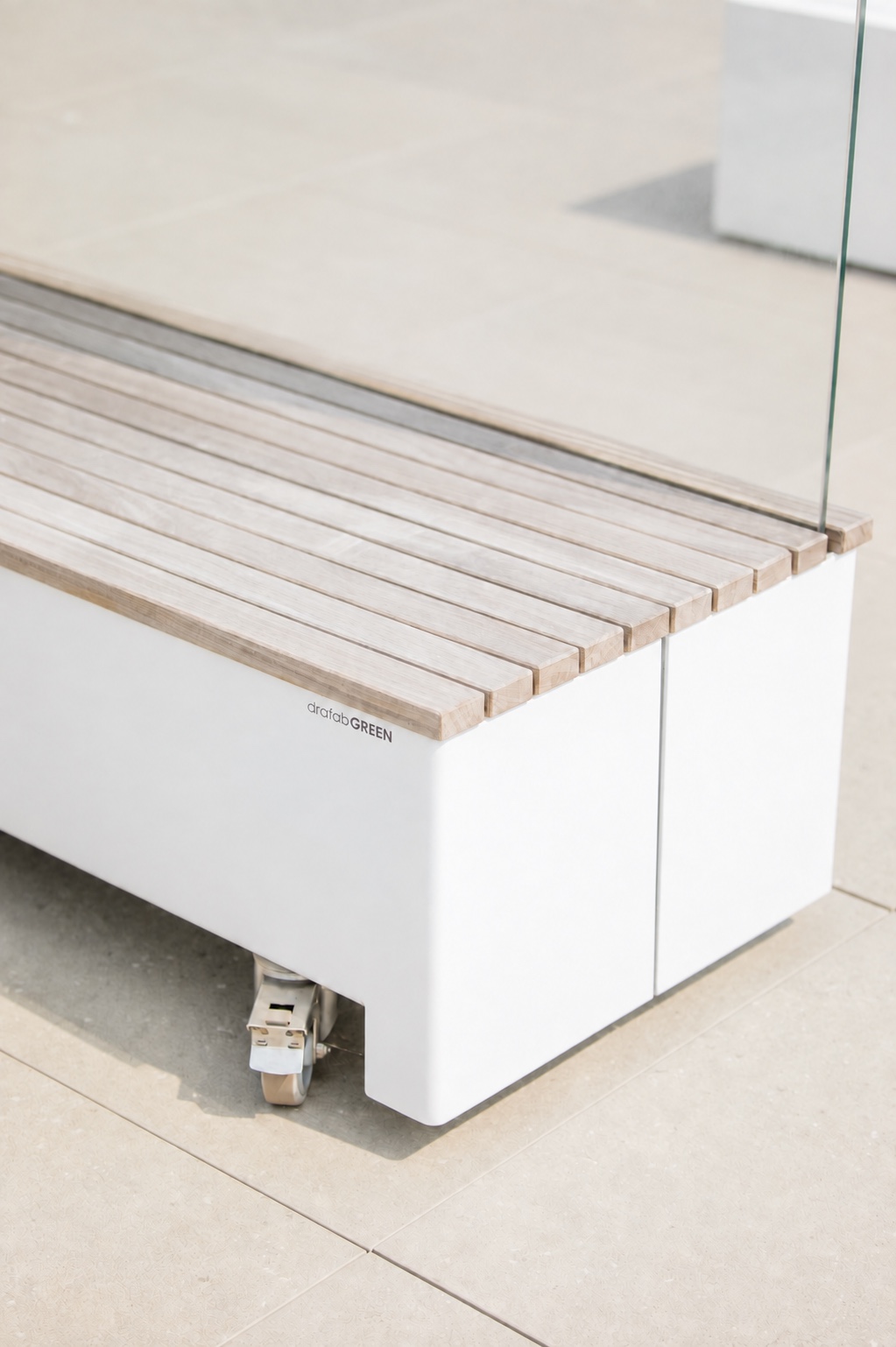 Detail van de afrormosia zitbank en het glazen windscherm