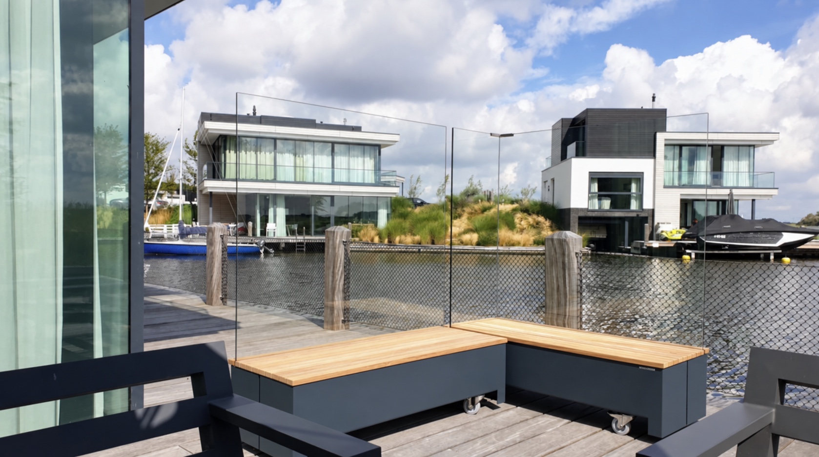 Windblokkers in hoekopstelling op een terras aan het water